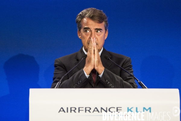 Le PDG d  AirFrance KLM Alexandre de JUNIAC présente le plan Perform 2020.