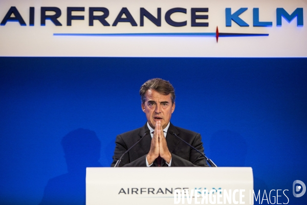 Le PDG d  AirFrance KLM Alexandre de JUNIAC présente le plan Perform 2020.