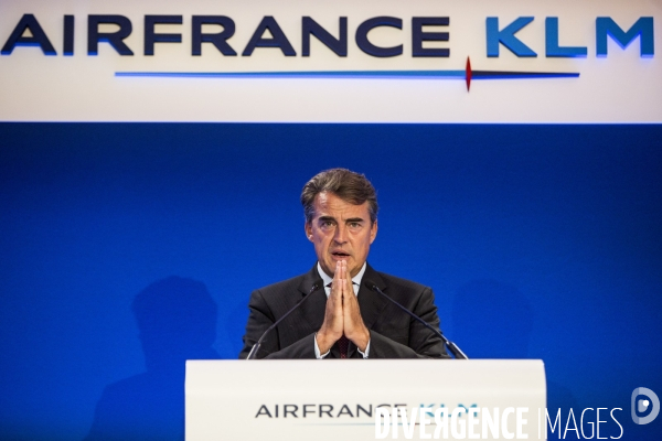 Le PDG d  AirFrance KLM Alexandre de JUNIAC présente le plan Perform 2020.