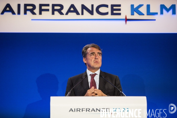 Le PDG d  AirFrance KLM Alexandre de JUNIAC présente le plan Perform 2020.