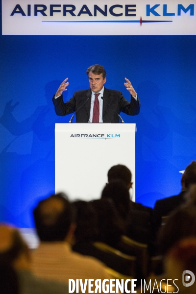 Le PDG d  AirFrance KLM Alexandre de JUNIAC présente le plan Perform 2020.