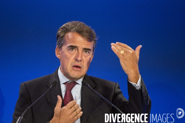 Le PDG d  AirFrance KLM Alexandre de JUNIAC présente le plan Perform 2020.