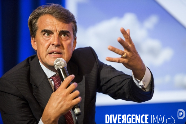 Le PDG d  AirFrance KLM Alexandre de JUNIAC présente le plan Perform 2020.