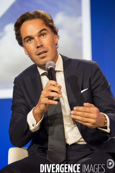 Le PDG d  AirFrance KLM Alexandre de JUNIAC présente le plan Perform 2020.