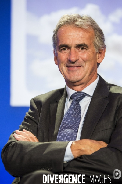 Le PDG d  AirFrance KLM Alexandre de JUNIAC présente le plan Perform 2020.