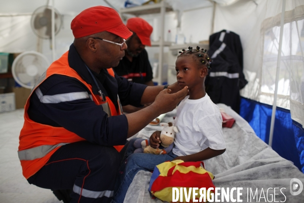 113 enfants haitiens en instance d adoption par des parents francais, sont evacues par avion.