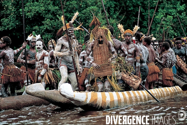 IRIAN JAYA : Le peuple ASMAT de la côte de la Casuarina