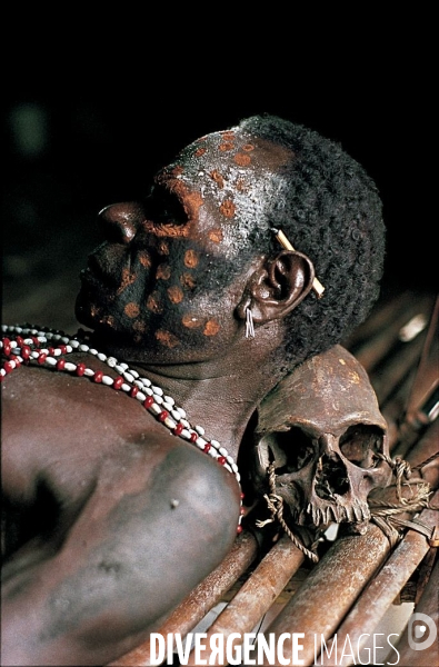 IRIAN JAYA : Le peuple ASMAT de la côte de la Casuarina