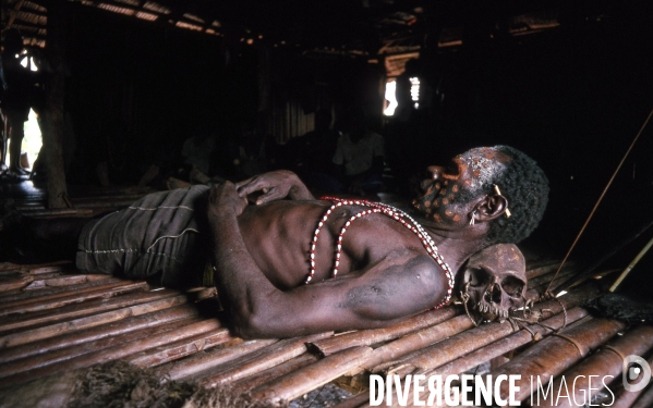 IRIAN JAYA : Le peuple ASMAT de la côte de la Casuarina