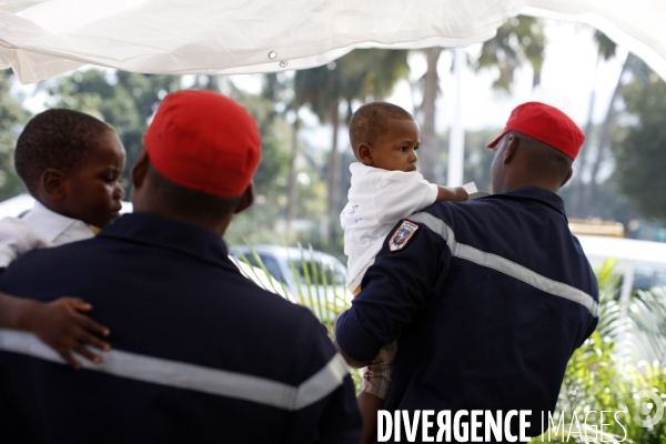 113 enfants haitiens en instance d adoption par des parents francais, sont evacues par avion.