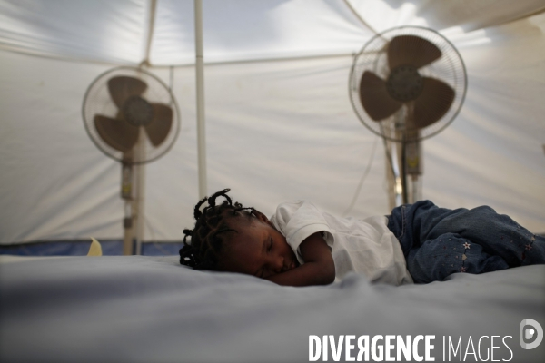 113 enfants haitiens en instance d adoption par des parents francais, sont evacues par avion.