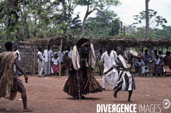 Cote d Ivoire : Fête des masques GUERE WOBE de la région de MAN