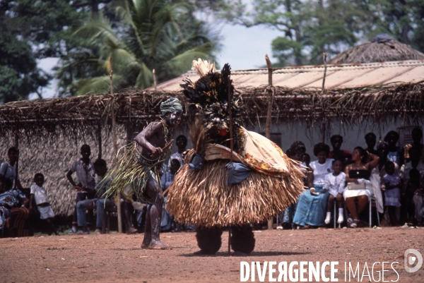 Cote d Ivoire : Fête des masques GUERE WOBE de la région de MAN