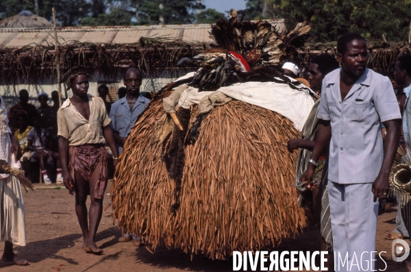 Cote d Ivoire : Fête des masques GUERE WOBE de la région de MAN