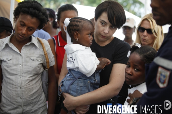 113 enfants haitiens en instance d adoption par des parents francais, sont evacues par avion.