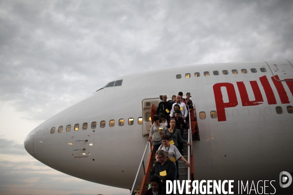 113 enfants haitiens en instance d adoption par des parents francais, sont evacues par avion.