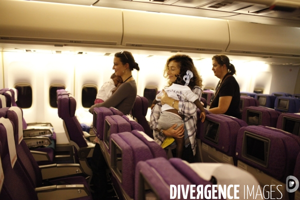 113 enfants haitiens en instance d adoption par des parents francais, sont evacues par avion.