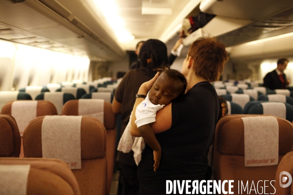 113 enfants haitiens en instance d adoption par des parents francais, sont evacues par avion.