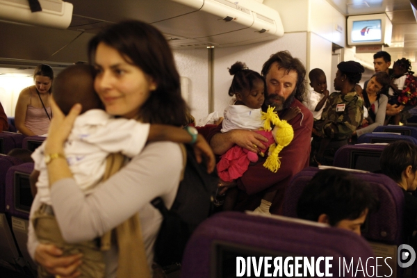 113 enfants haitiens en instance d adoption par des parents francais, sont evacues par avion.