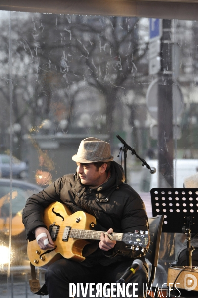 Inauguration de la place Django Reinhardt en hommage au guitariste de jazz manouche