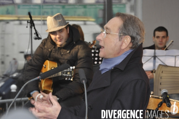 Inauguration de la place Django Reinhardt en hommage au guitariste de jazz manouche