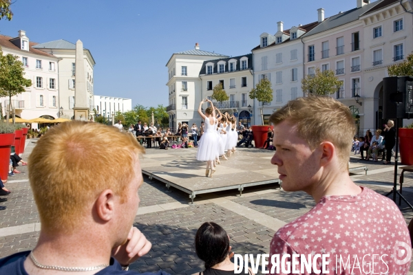 Val d Europe. Un développement sans fin.Sur la place de Toscane,Graine d Etoile, un studio de danse prive donne une representation avec ses eleves.