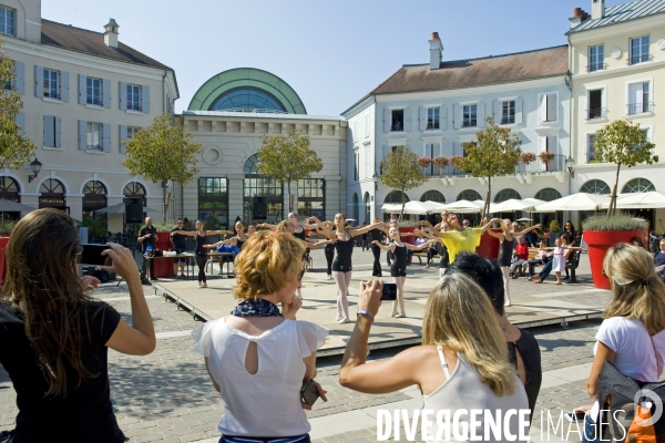 Val d Europe. Un développement sans fin.Sur la place de Toscane,Graine d Etoile, un studio de danse prive donne une representation avec ses eleves.