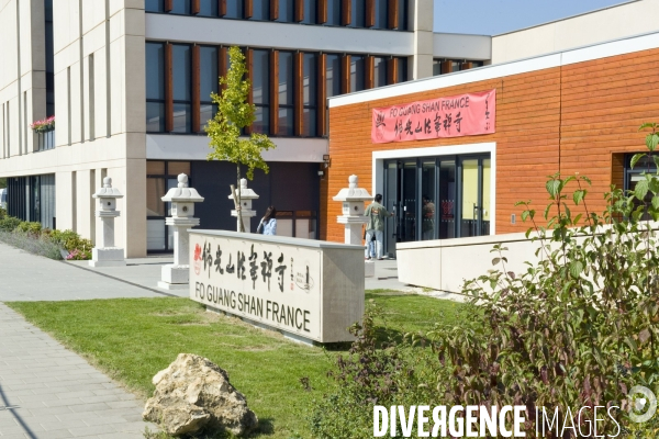 Val d Europe. Un développement sans fin.Sur la place de Toscane,Graine d Etoile, un studio de danse prive donne une representation avec ses eleves.