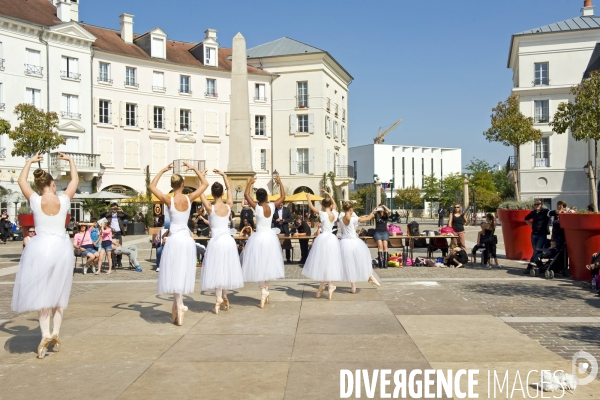 Val d Europe. Un développement sans fin.Sur la place de Toscane,Graine d Etoile, un studio de danse prive donne une representation avec ses eleves.