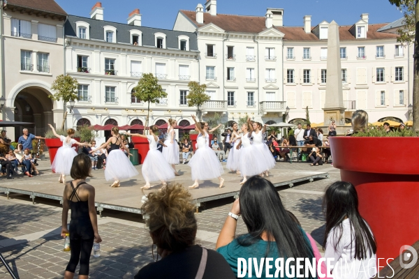 Val d Europe. Un développement sans fin.Sur la place de Toscane,Graine d Etoile, un studio de danse prive donne une representation avec ses eleves.