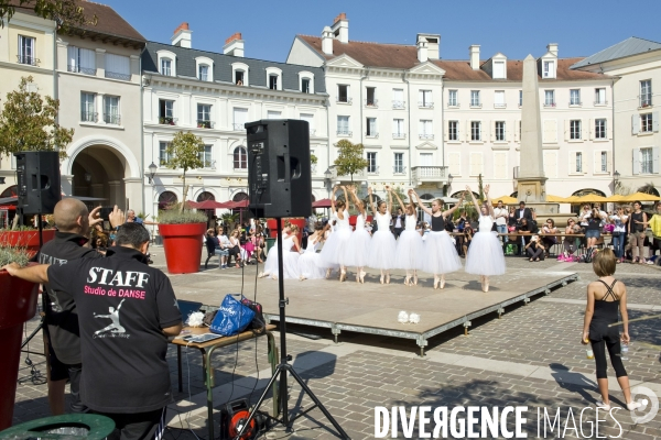 Val d Europe. Un développement sans fin.Sur la place de Toscane,Graine d Etoile, un studio de danse prive donne une representation avec ses eleves.