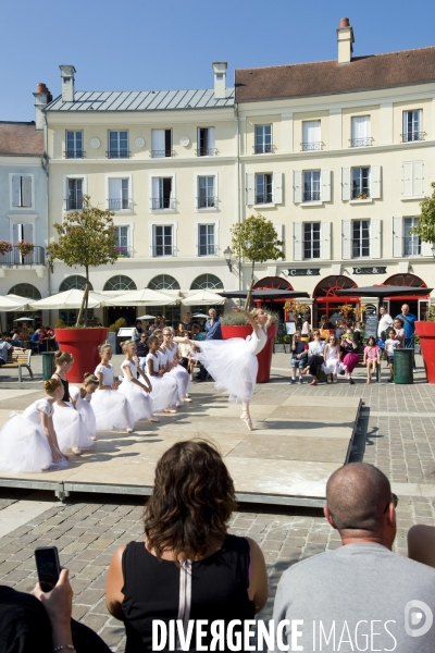 Val d Europe. Un développement sans fin.Sur la place de Toscane,Graine d Etoile, un studio de danse prive donne une representation avec ses eleves.