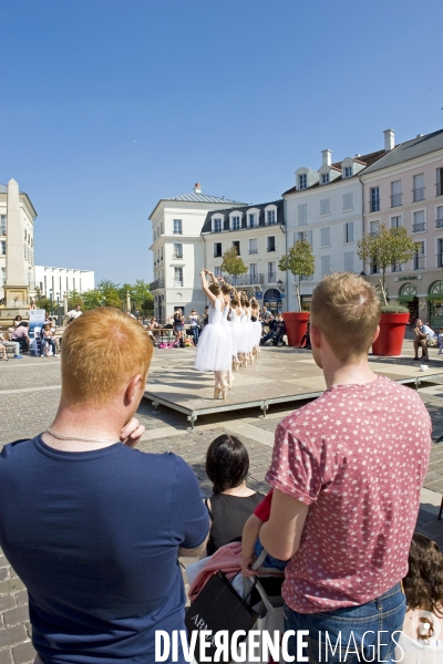 Val d Europe. Un développement sans fin.Sur la place de Toscane,Graine d Etoile, un studio de danse prive donne une representation avec ses eleves.