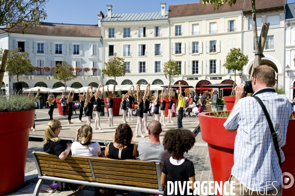 Val d Europe. Un développement sans fin.Sur la place de Toscane,Graine d Etoile, un studio de danse prive donne une representation avec ses eleves.