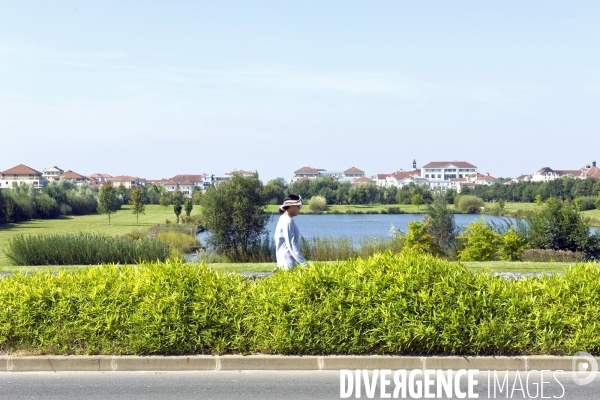 Val d Europe. Un développement sans fin.Sur la place de Toscane,Graine d Etoile, un studio de danse prive donne une representation avec ses eleves.