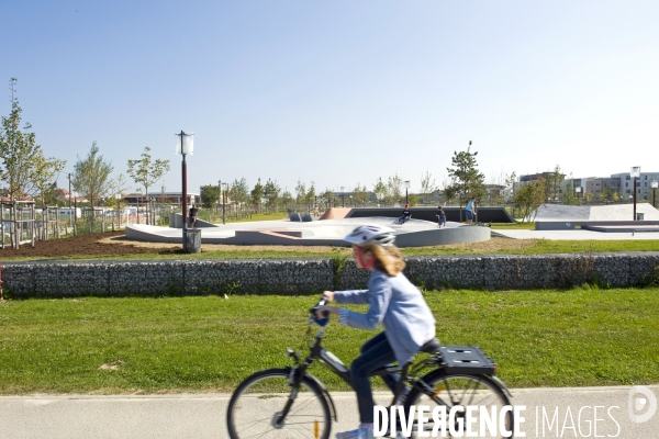 Val d Europe. Un développement sans fin.Sur la place de Toscane,Graine d Etoile, un studio de danse prive donne une representation avec ses eleves.