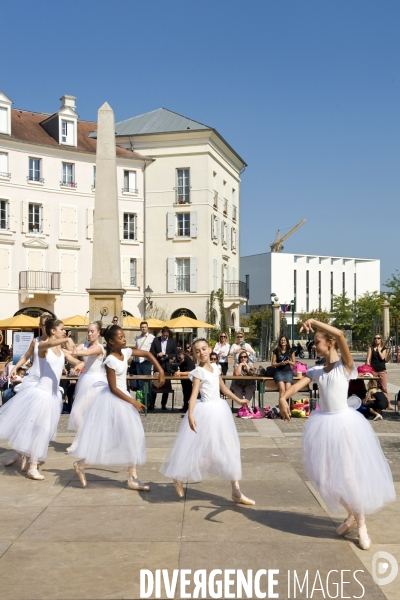 Val d Europe. Un développement sans fin.Sur la place de Toscane,Graine d Etoile, un studio de danse prive donne une representation avec ses eleves.