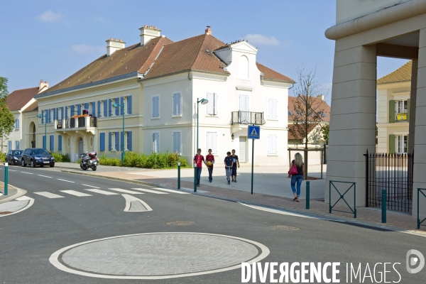 Val d Europe. Un développement sans fin.Sur la place de Toscane,Graine d Etoile, un studio de danse prive donne une representation avec ses eleves.