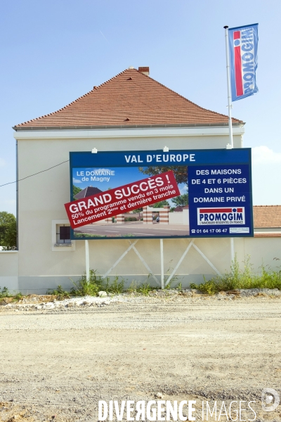 Val d Europe. Un développement sans fin.Sur la place de Toscane,Graine d Etoile, un studio de danse prive donne une representation avec ses eleves.