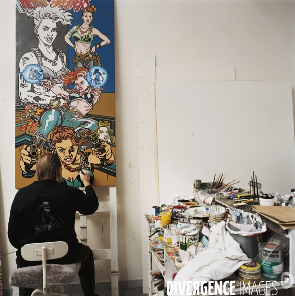 Le peintre Erro dans son atelier de Paris