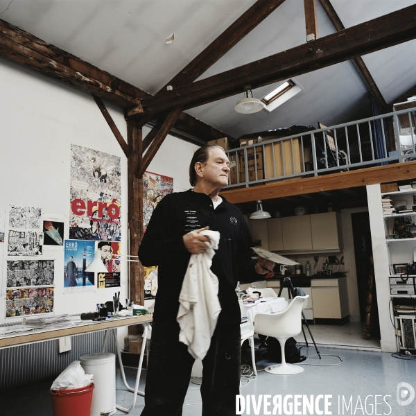 Le peintre Erro dans son atelier de Paris