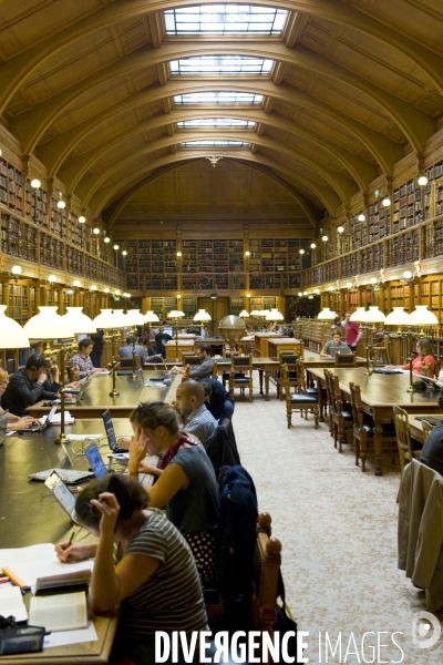 .La bibliotheque de la mairie est ouverte au public pour des recherches et travaux personnelles
