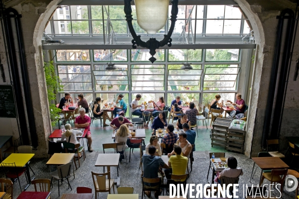 La gare d Ornano sur la petite ceinture transformee en un lieu de vie. Bienvenue a la Recyclerie !