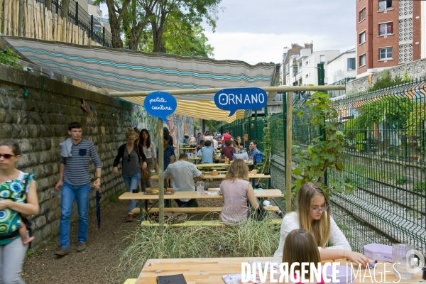 La gare d Ornano sur la petite ceinture transformee en un lieu de vie. Bienvenue a la Recyclerie !