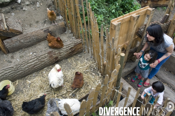 La gare d Ornano sur la petite ceinture transformee en un lieu de vie. Bienvenue a la Recyclerie ! Les poules du poullaier