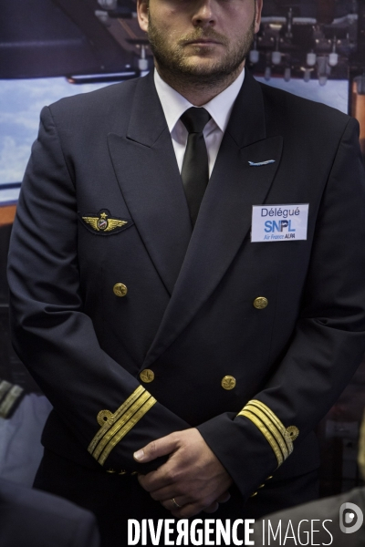 Conférence de presse de Jean-Louis Barber, le président de la section Air France du Syndicat national des pilotes de ligne (SNPL)
