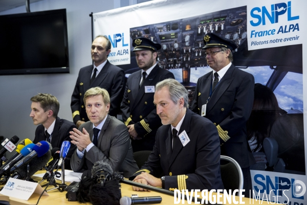Conférence de presse de Jean-Louis Barber, le président de la section Air France du Syndicat national des pilotes de ligne (SNPL)