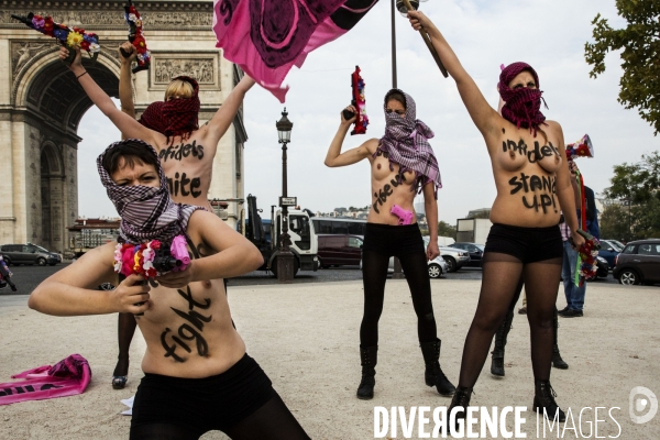 Manifestation des FEMEN devant l Arc de Triomphe contre les menaces de l Etat  Islamiste en Irak et au Levant, DAESH .