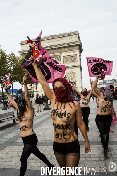 Manifestation des FEMEN devant l Arc de Triomphe contre les menaces de l Etat  Islamiste en Irak et au Levant, DAESH .