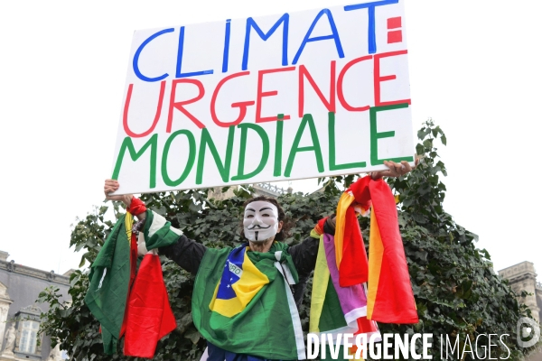 Demonstration to fight climate change in Paris.  Manifestation contre le changement climatique à Paris.